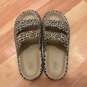 No Boundaries Women’s Tan & Black leopard print slides - size 8